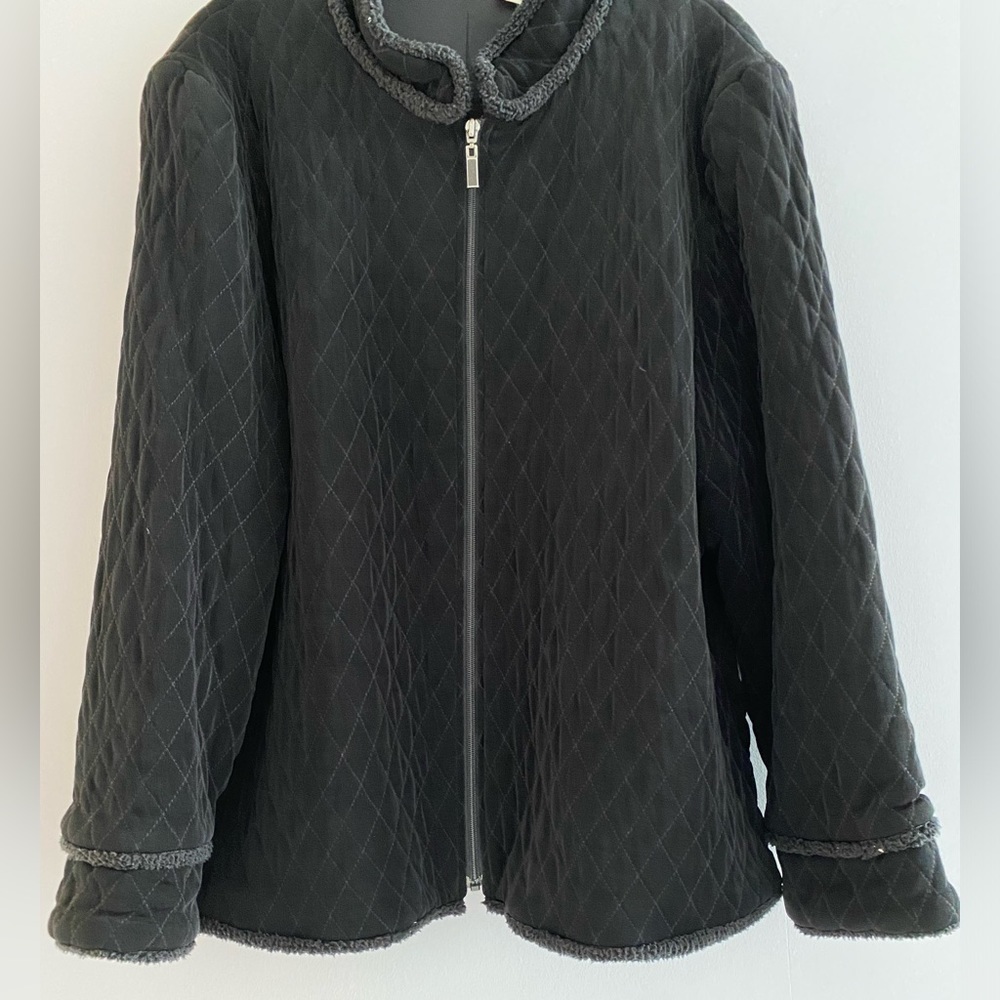 Chicos Travelers black quilted full zip jacket fully lined 16/18
Ch